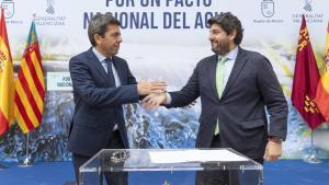 Carlos Mazón y Fernando López Miras, en la firma de un manifiesto para reivindicar un Pacto Nacional del Agua.