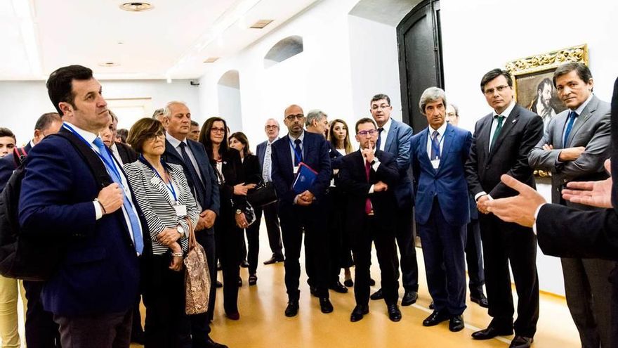 Javier Fernández, a la derecha, junto a Pedro Sanjurjo y los parlamentarios de las regiones europeas, en el Museo de Bellas Artes.