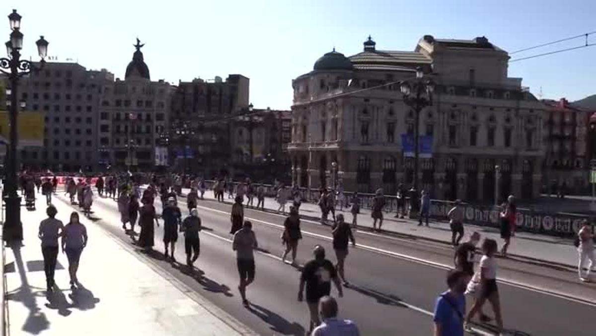 Miles de personas han salido esta mañana a la calle en las capitales vascas para reclamar un regreso seguro y acordado a las aulas frente a la Covid-19, en el marco de la jornada de huelga convocada por los sindicatos ELA, LAB, Steilas, CCOO y UGT en la enseñanza no universitaria de Euskadi, cuyo seguimiento los convocantes han calculado en torno a un 65%.