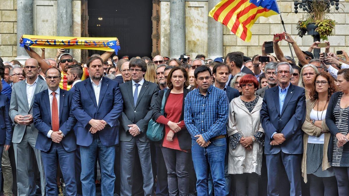 zentauroepp40385182 minuto de silencio en la pl sant jaume  foto ferran sendra171002122132