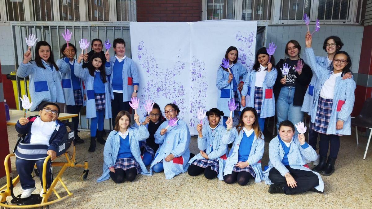 Los colegios de Gijón se tiñen de morado por el 8M (en imágenes)
