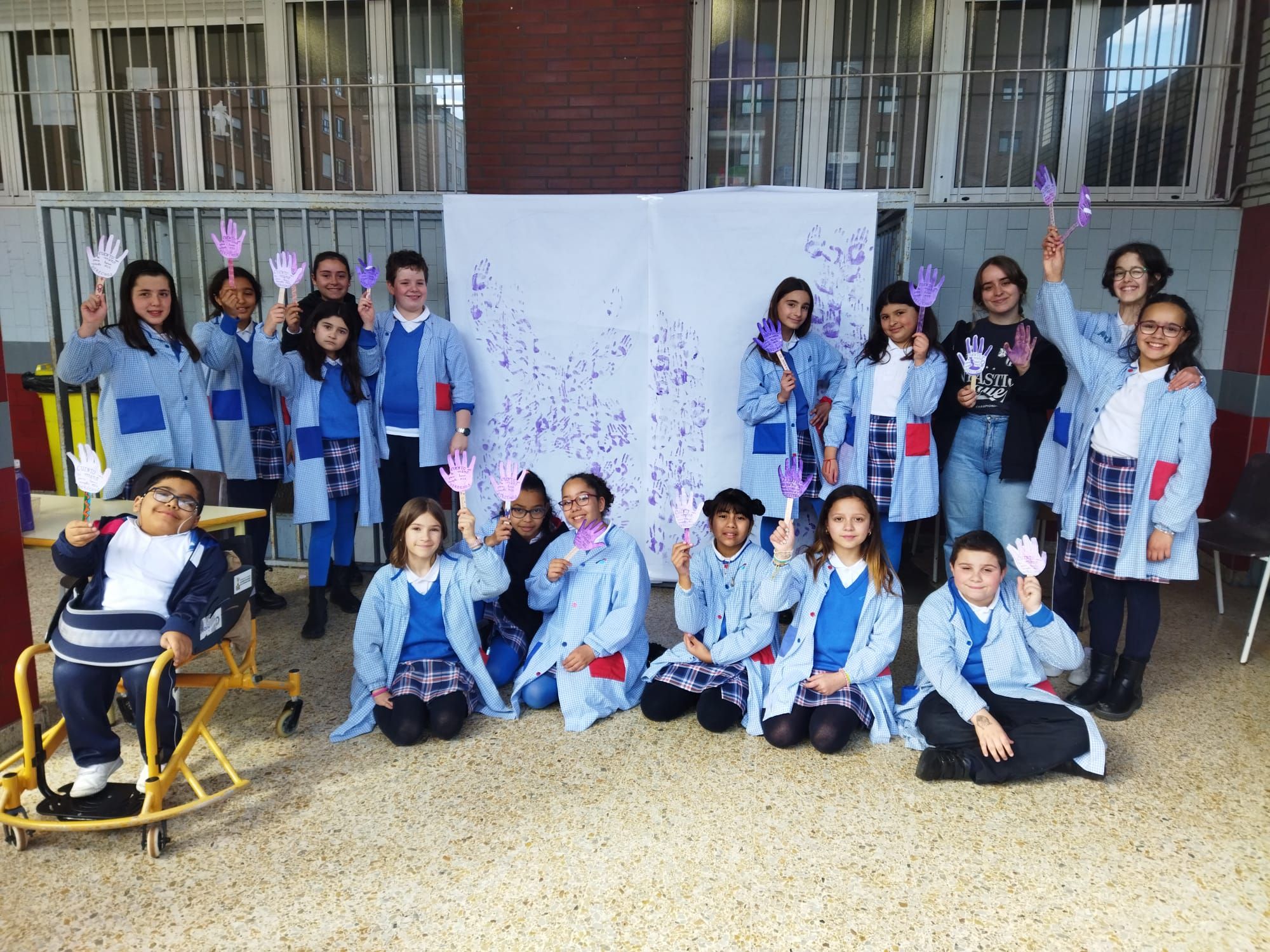 Los colegios de Gijón se tiñen de morado por el 8M (en imágenes)