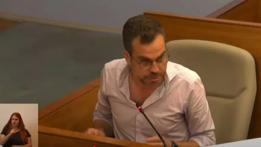 De la natalidad, a la "postura del misionero": el sorprendente argumento del tránsfuga de Torrent en pleno debate