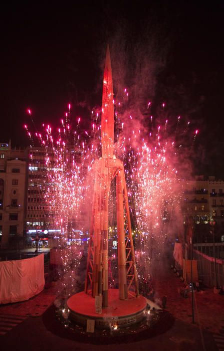 Así ha sido la 'cremà' de la falla municipal