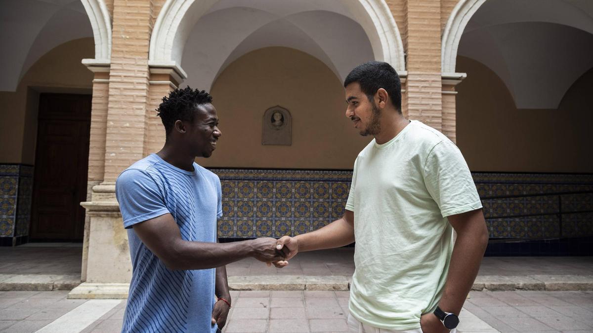 Usman y Mohamed, dos 'ex menas' que estudian y trabajan, en el colegio San Juan Bosco de Salesianos en Valencia.