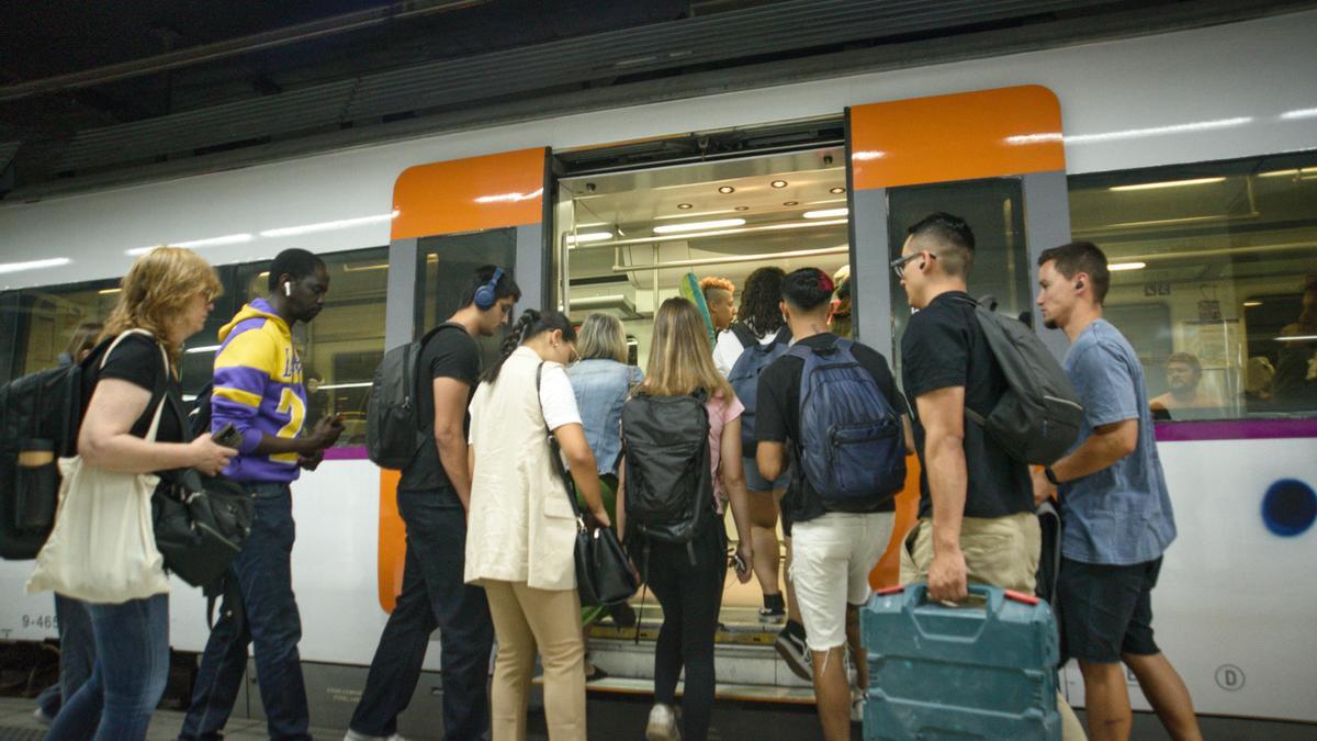 Pasajeros subiendo al tren de Renfe Rodalies.