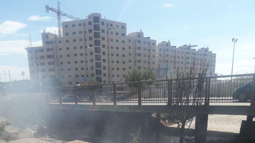 Extinguen un incendio debajo del puente frente al mercadillo de Teulada en Alicante