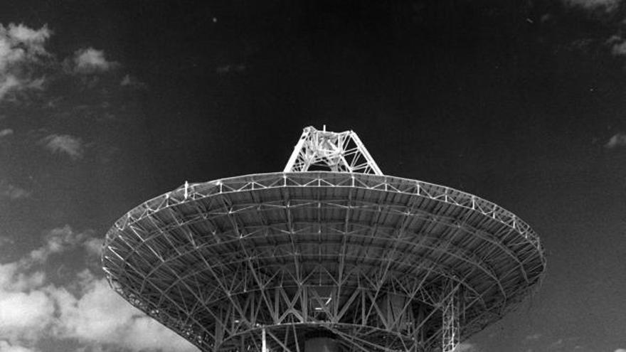 Fotografía de archivo (13-8-1966) de la antena parabólica Apolo, de 26 metros de diámetro, en las instalaciones de Fresnedillas, que servió para la comunicación con los primeros astronautas norteamericanos que llegaron a la Luna. La estación de Fresnedillas de la NASA, situada a unos 55 kilómetros de Madrid, tuvo un papel &quot;trascendental&quot; en el seguimiento de la misión espacial a bordo del Apollo 11, que permitió al hombre pisar la Luna por primera vez en lo que fue un logro histórico, del que se cumplen este lunes cuarenta años.EFE/yv