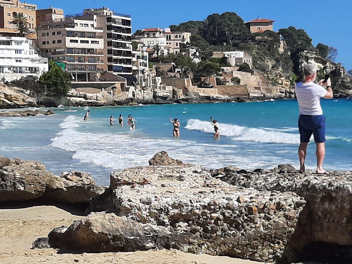 FOTOS | El buen tiempo llena Cala Major de bañistas y deja los primeros chapuzones del año en Palma FOTOS | El buen tiempo llena Cala Major de bañistas y deja los primeros chapuzones del año en Palma