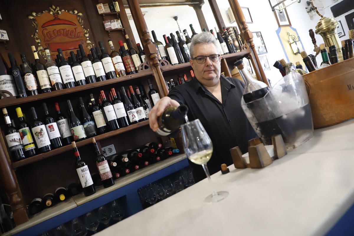 Manolo González, jefe de sala del restaurante La Cazuela de la Espartería, en el casco histórico de Córdoba.