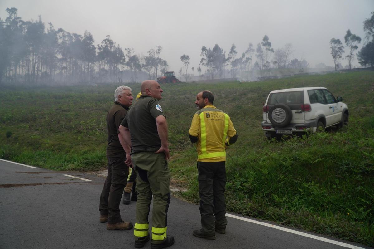 Brigadas trabajando en la extinción del incendio de A Laracha.