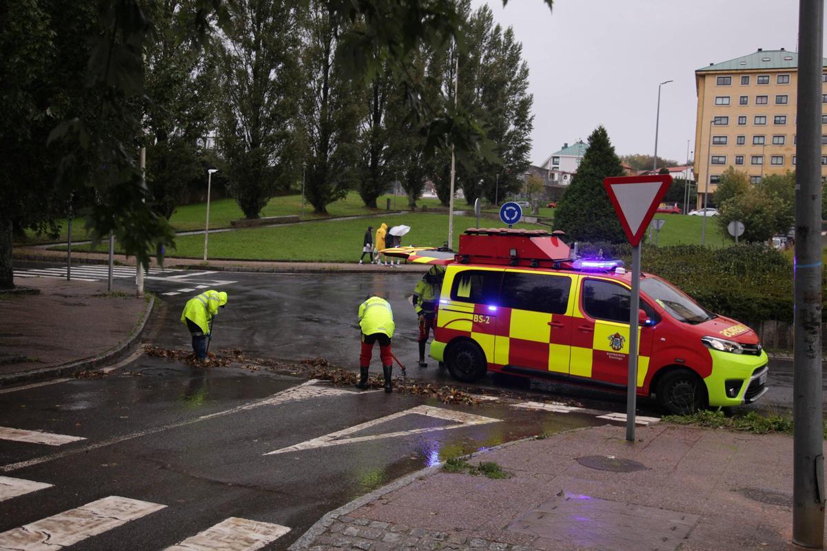Labores de limpieza de un sumidero en Fontiñas después de una inundación el otoño pasado