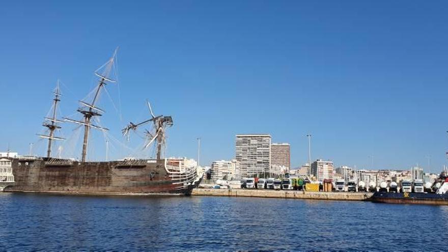 El artilugio náutico presenta ya un estado de completo abandono fondeado en el puerto.