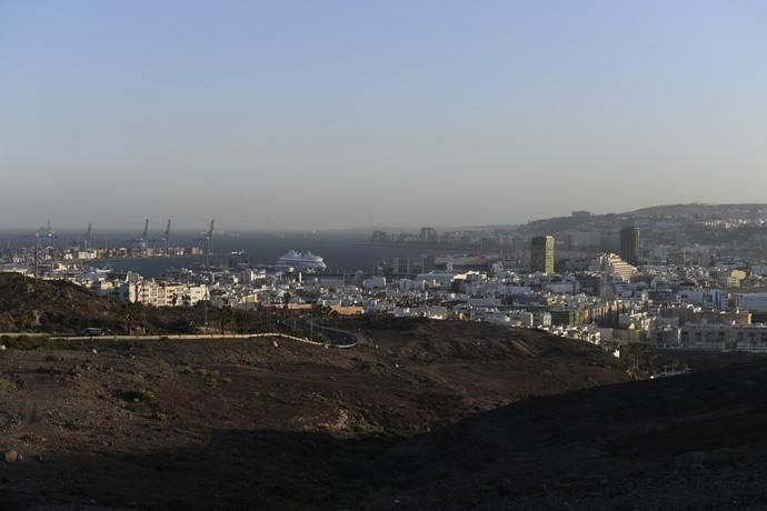 13-01-19 LAS PALMAS DE GRAN CANARIA. EL SEBADAL, PUERTO Y BARRIO DE LAS COLORADAS. LAS PALMAS DE GRAN CANARIA. METEOROLOGIA. Calima desde El Sebadal, el pueto y el Barrio de Las Coloradas.  Fotos: Juan Castro.  | 13/01/2020 | Fotógrafo: Juan Carlos Castro