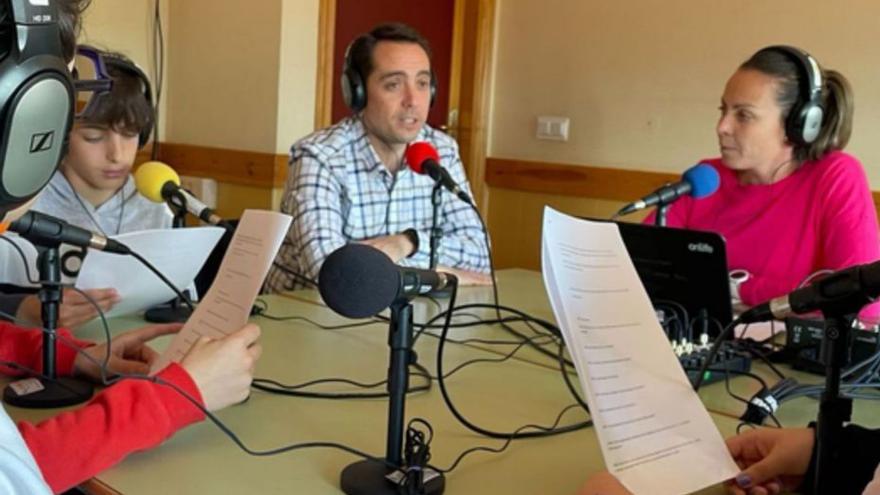 El alcalde de Benavente, en los micrófonos de la radio escolar del Pinar