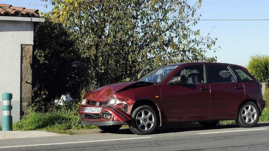 Uno de los coches que sufrió la colisión en la N-525 en Bendoiro, con daños en su parte delantera debido al impacto. // Bernabé/Javier Lalín