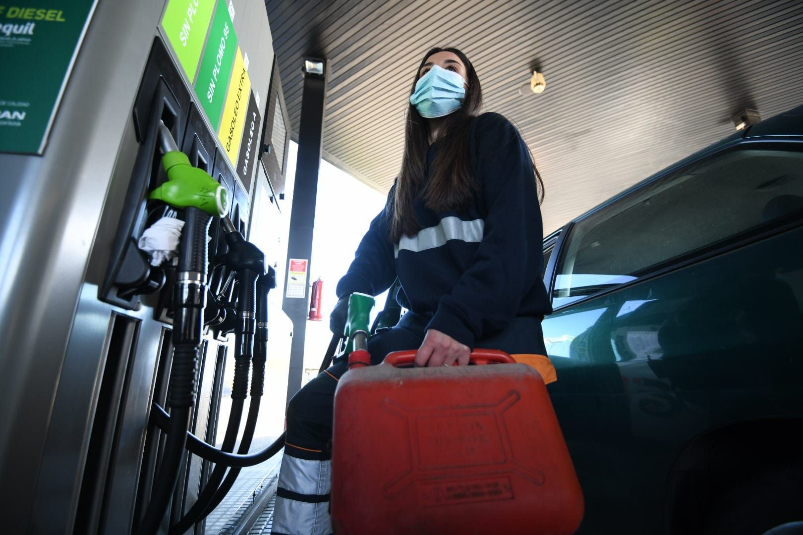 Colas en las gasolineras el primer día del bono al combustible