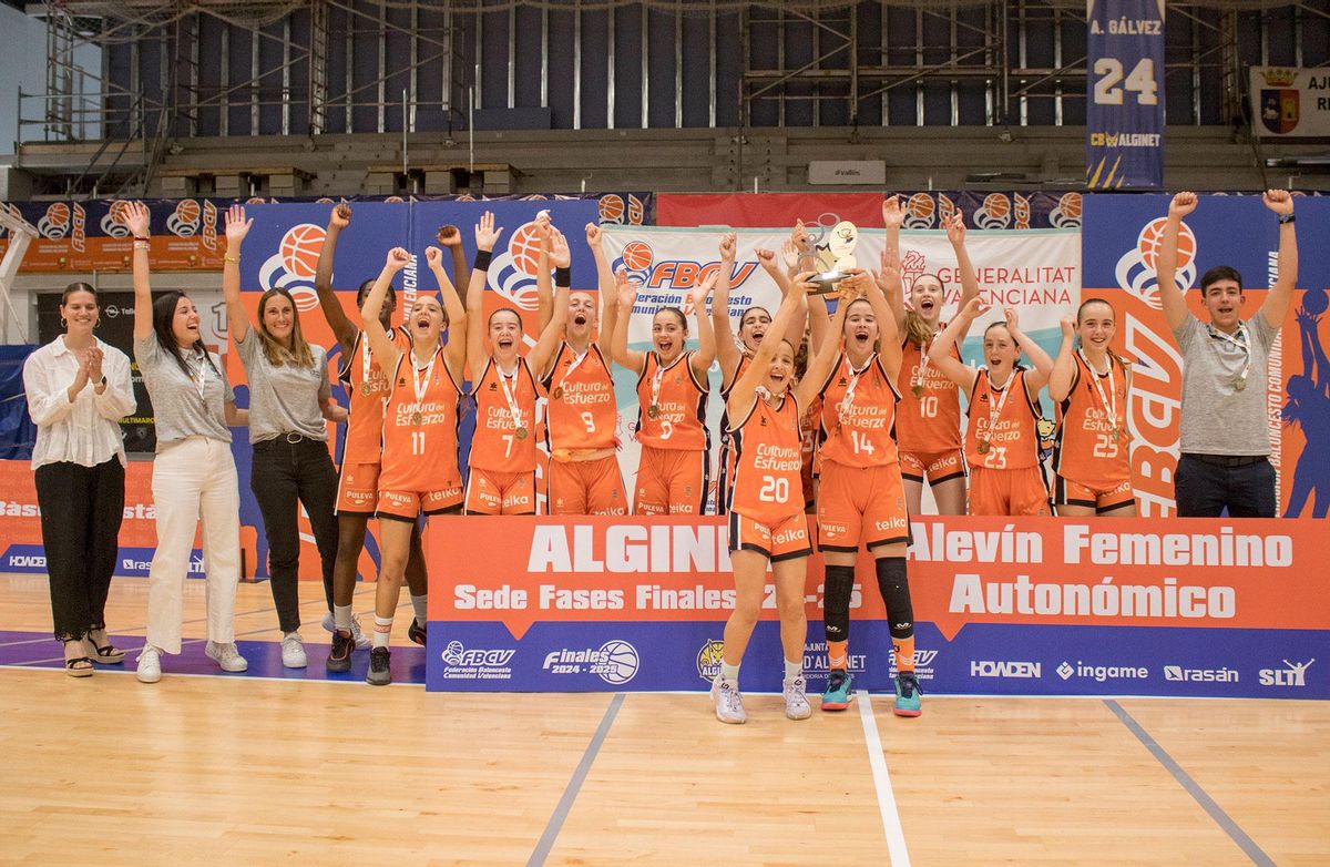 Celebración de las jugadoras del Valencia Basket tras ganar el título alevín autonómico ante el Novasmile Lucentum Alicante