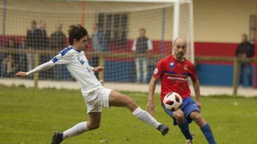 Una acción del partido de ayer entre el Condal y el Mosconia.