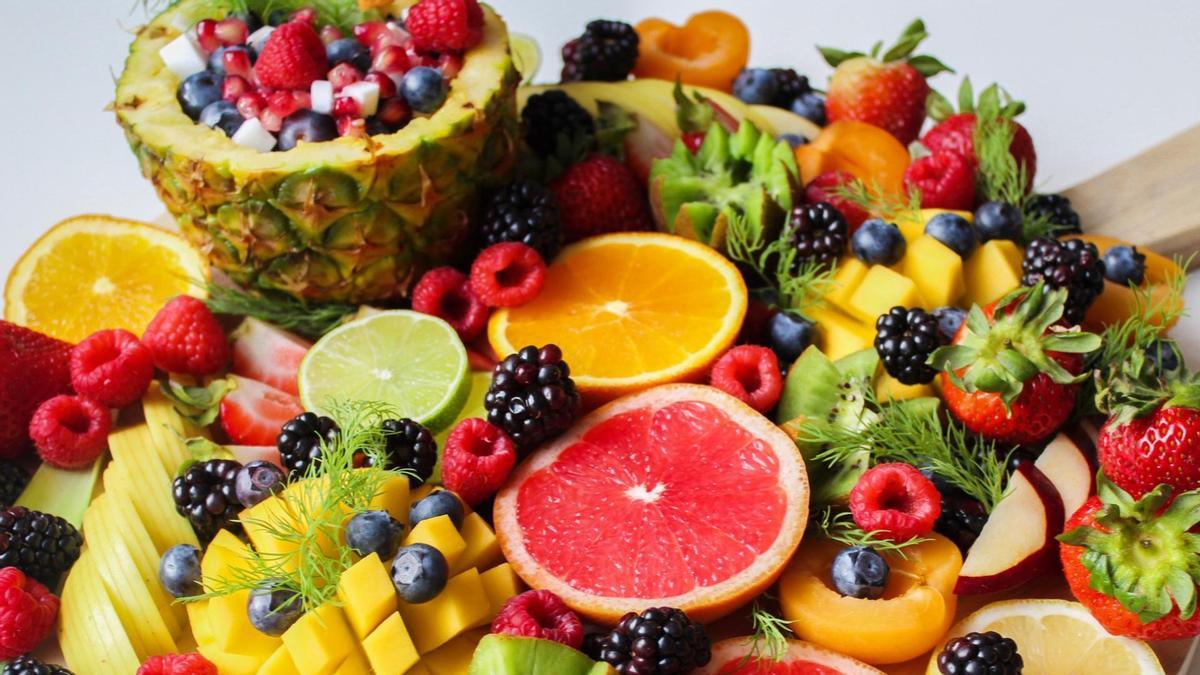 Una bandeja de frutas.