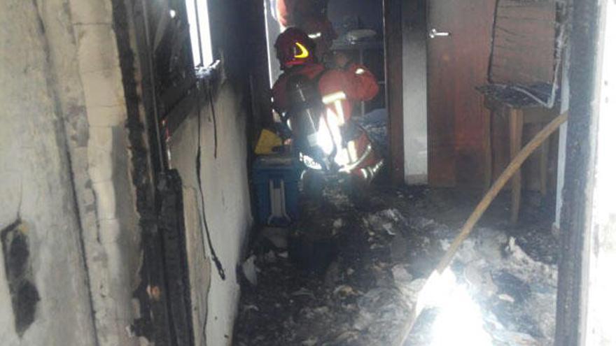 Una pareja resulta herida  en un incendio en Beniarjó