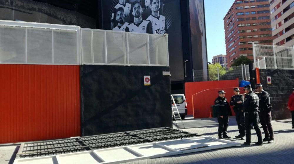 Cae una valla de Mestalla y hiere a un mujer