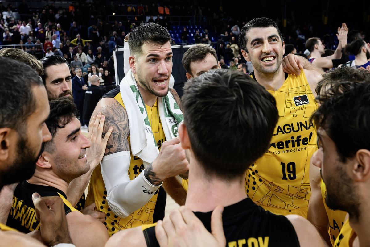 Los jugadores del CB Canarias celebran su victoria de este curso en el Palau ante el Barça.