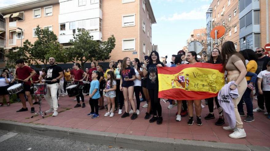 La primera gran bienvenida a Carlitos | ISRAEL SÁNCHEZ 