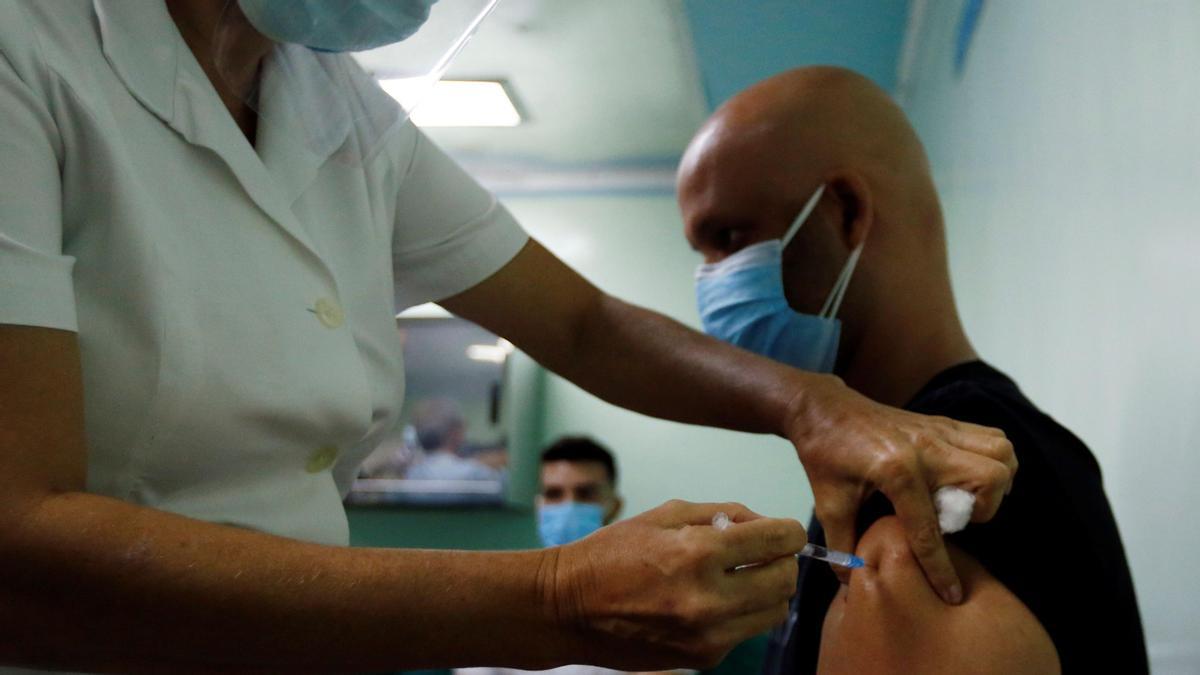 Un hombre recibe una dosis de la vacuna.