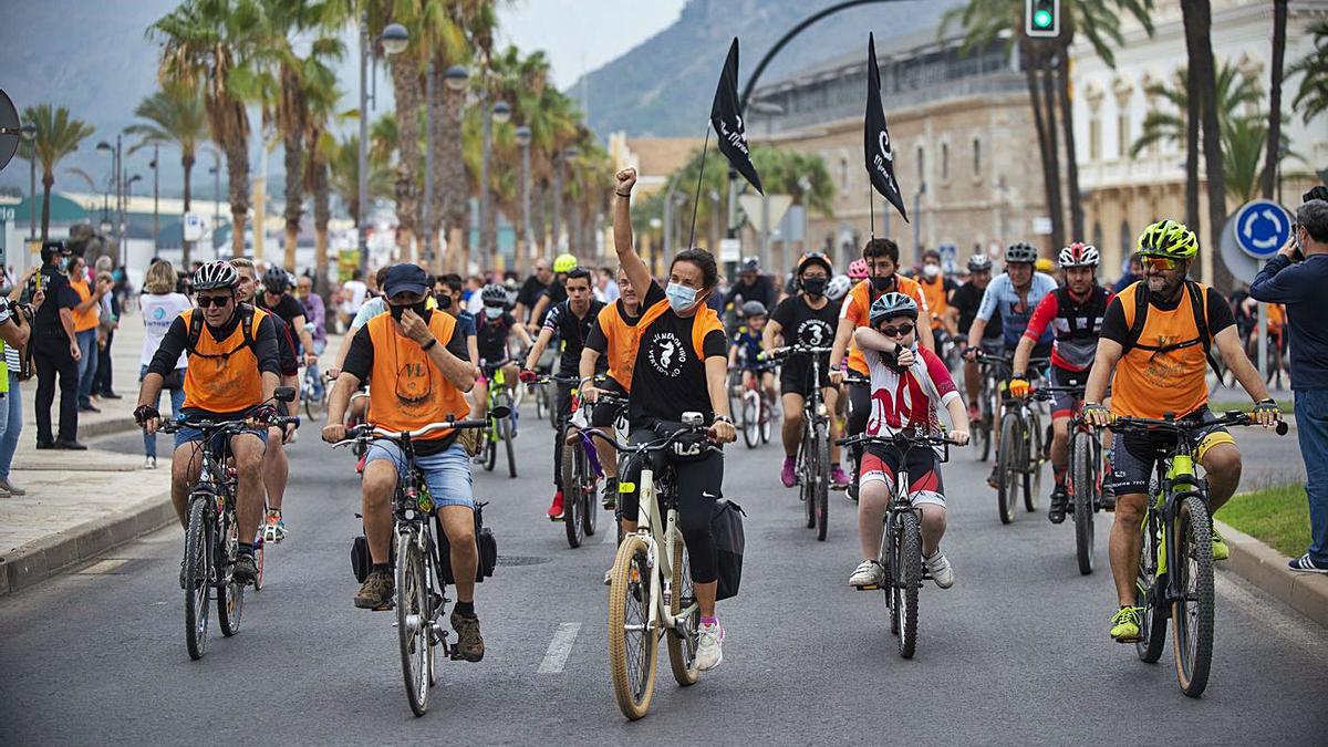 Los ciclistas salieron del Puerto de Cartagena en la bicifestación de ayer por la mañana. | IVÁN J.URQUÍZAR