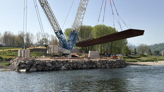Finaliza el montaje de la estructura metálica del puente de Arriondas