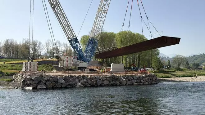Finaliza el montaje de la estructura metálica del puente de Arriondas
