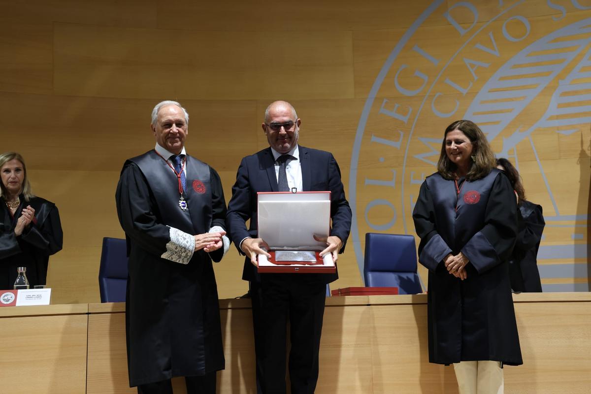 El abogado Josep de Luis Ferrer recibe el reconocimiento.