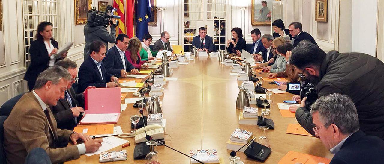 La Junta de Síndics en las Cortes Valencianas, celebrada en medio de la polémica de los impagos.