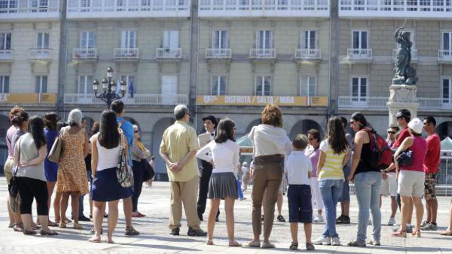 Turistas en la plaza de María Pita en A Coruña. / Carlos Pardellas