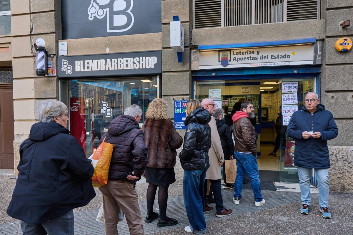 20260102Cues a l´admistració de lotería La Merche per conseguir un numero del NIÑO