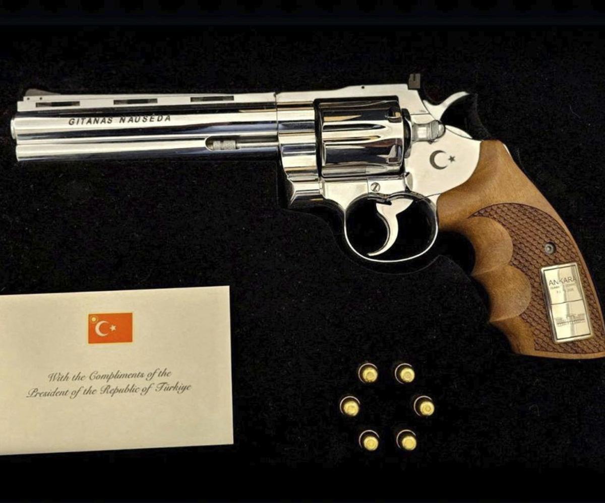 Un revòlver de regal d’Erdogan