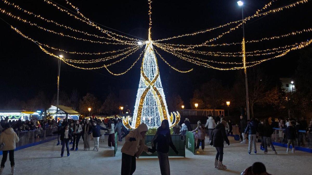 La pista de hielo estará disponible desde el 28 de noviembre hasta el 11 de enero