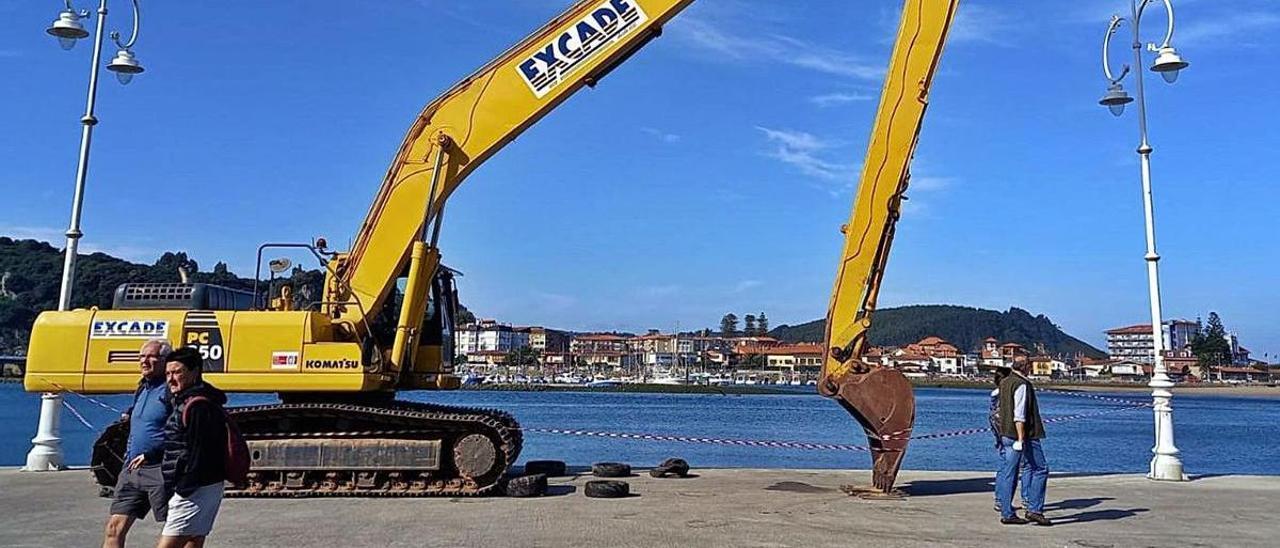 La máquina con el brazo de 35 metros, en Ribadesella. | María Villoria