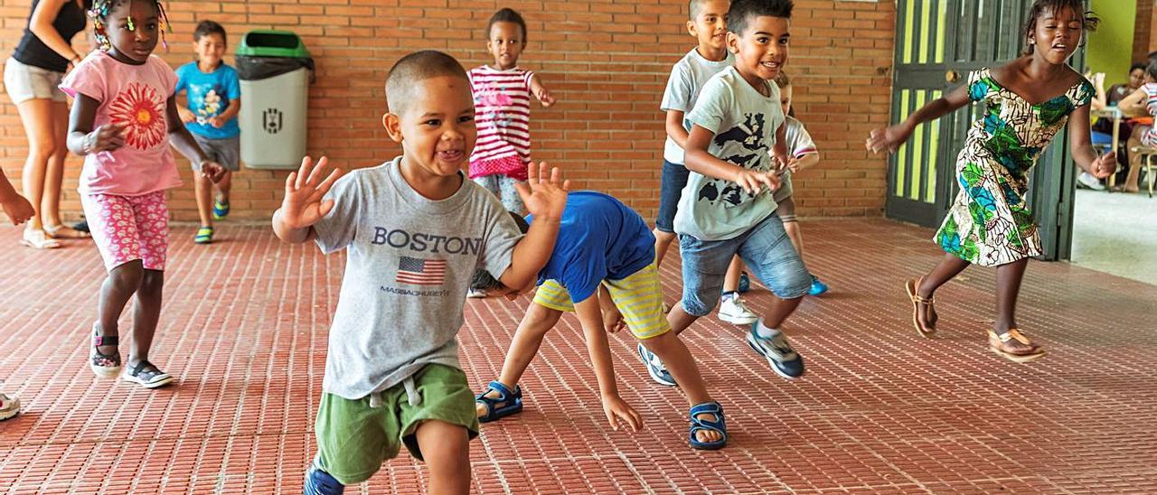 Un grupo de niñas y niños disfrutando de las actividades de verano que ofrece el programa. | LA CAIXA