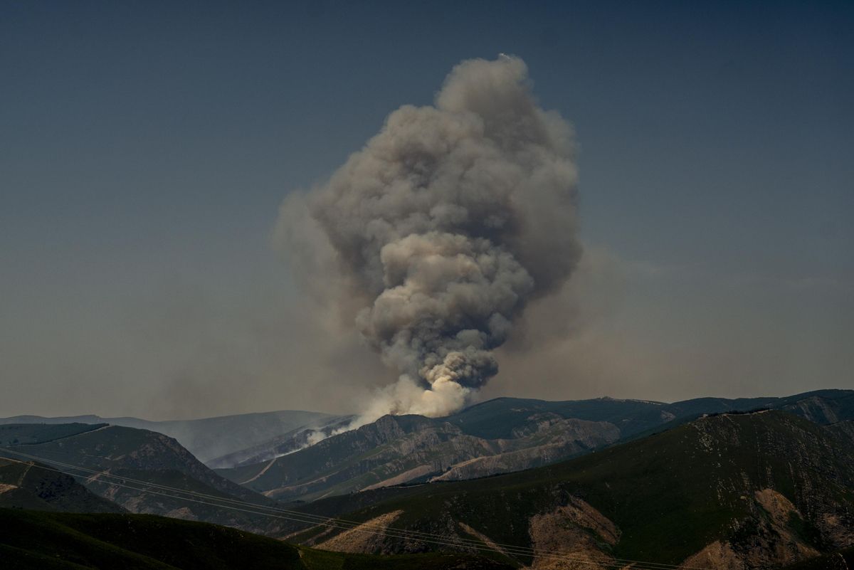 La columna de humo en el Parque Natural de O Invernadoiro. // BRAIS LORENZO
