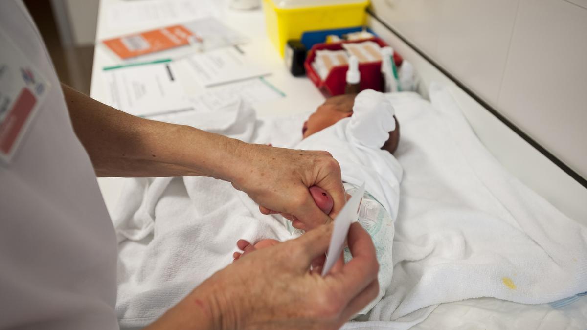 Prueba del talón a un recién nacido