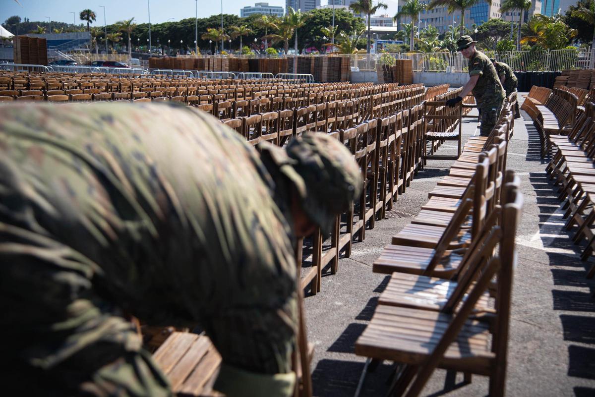 El Ejército coloca las sillas para la misa del papa León XIV en el puerto de Santa Cruz de Tenerife