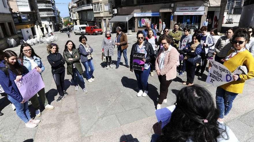 Belén Taboada lee el manifiesto en la concentración de la Praza da Igrexa de Lalín. // Bernabé/Javier Lalín