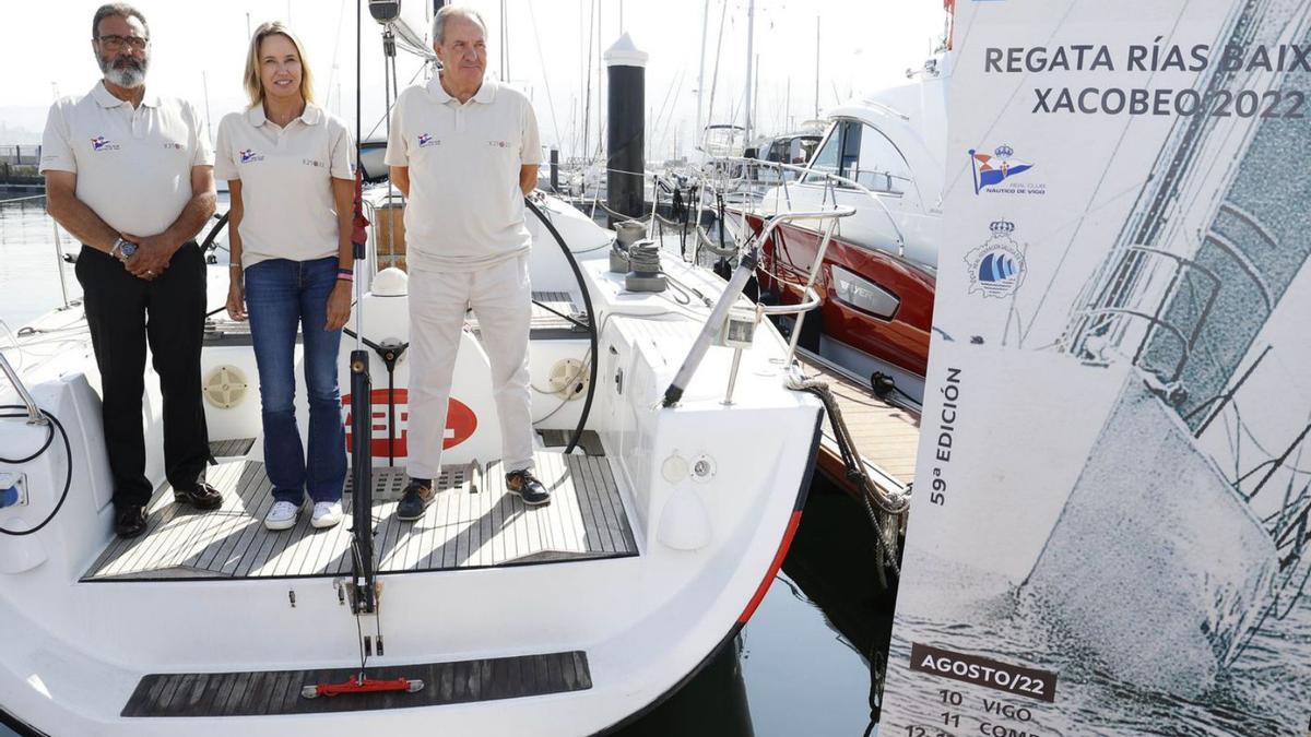 Manuel Villaverde, Marta Fernández-Tapias y José Antonio Portela, ayer en el Náutico. // ALBA VILLAR