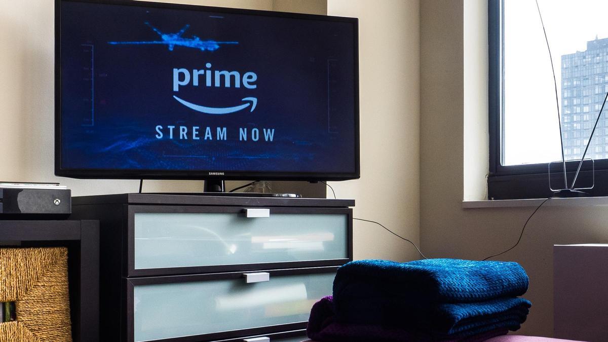 Un televisor con Amazon puesto.