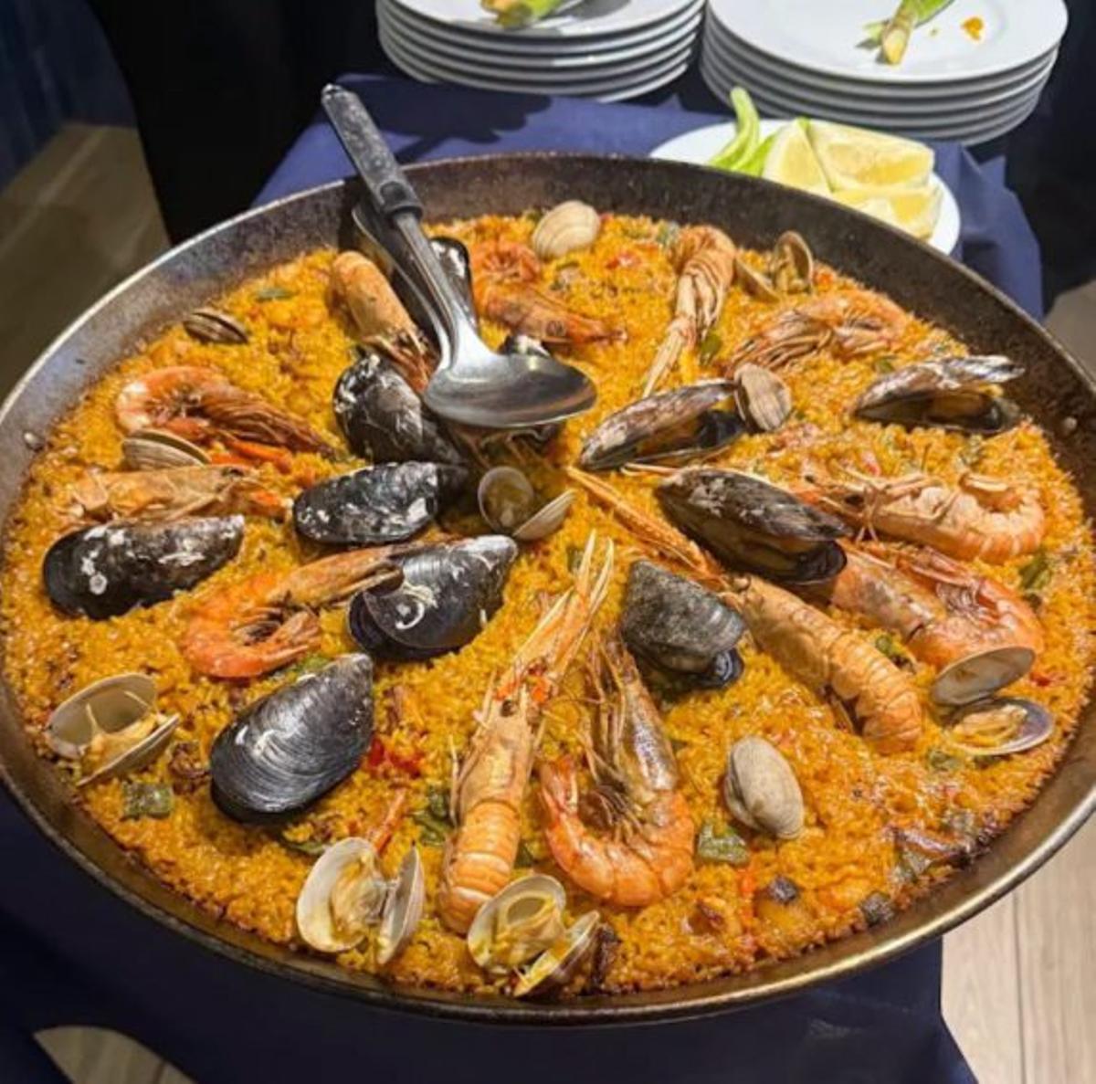 Es Palau de s’Arròs: Arròs brut und die schwarze Paella mit Meeresfrüchten.  | FOTOS: NELE BENGENS