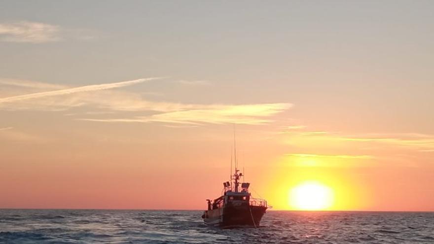 Remolcan hasta puerto a un pesquero a la deriva con ocho tripulantes en la entrada de la ría de Viveiro