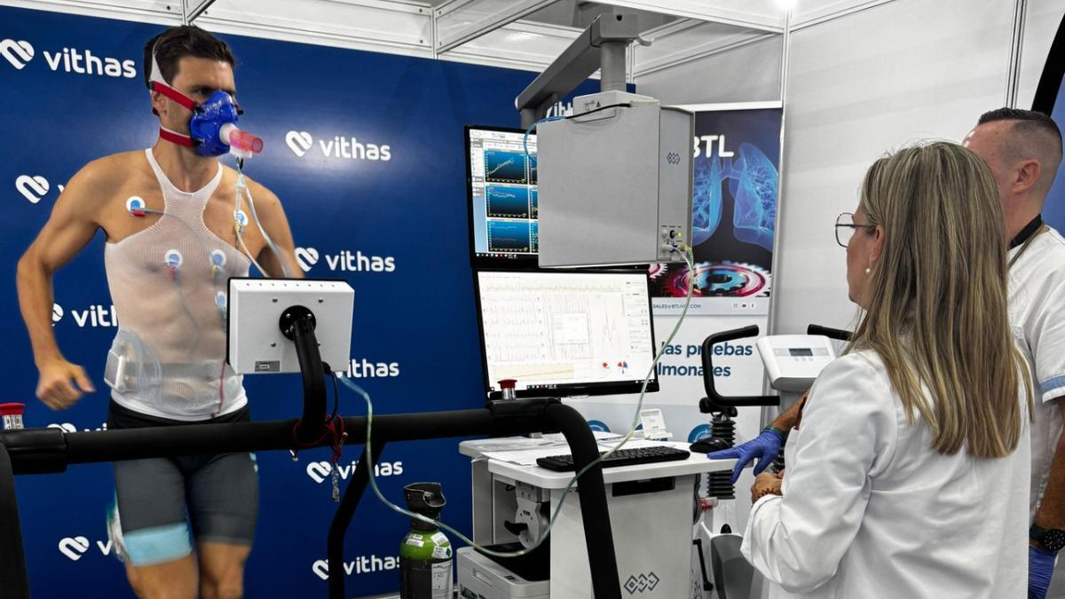 El ganador de la San Silvestre, Fran Galindo, durante su reconocimiento con la doctora Paloma Suárez en Vithas Las Palmas.