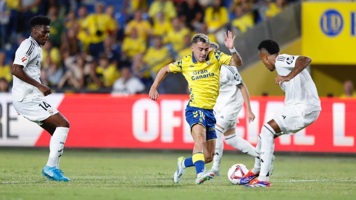 Alberto Moleiro, ante Éder Militao en el duelo de Liga contra el Real Madrid